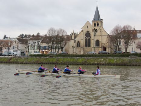 Le Club d&#039;Aviron du Confluent devant le centre-ville d&#039;Andrésy